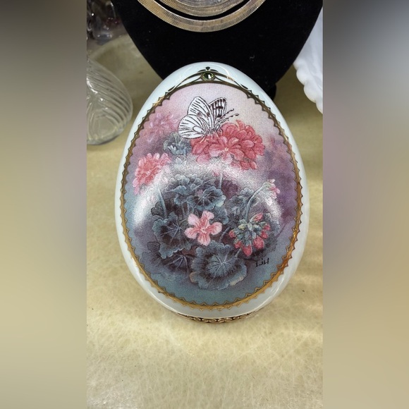 Accessories - Vintage Collector Butterfly Garden Egg